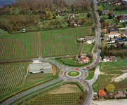843592 Luchtfoto van de rotonde in Het Zand te Vleuten (gemeente Vleuten-De Meern), uit het zuiden, met links onder de ...